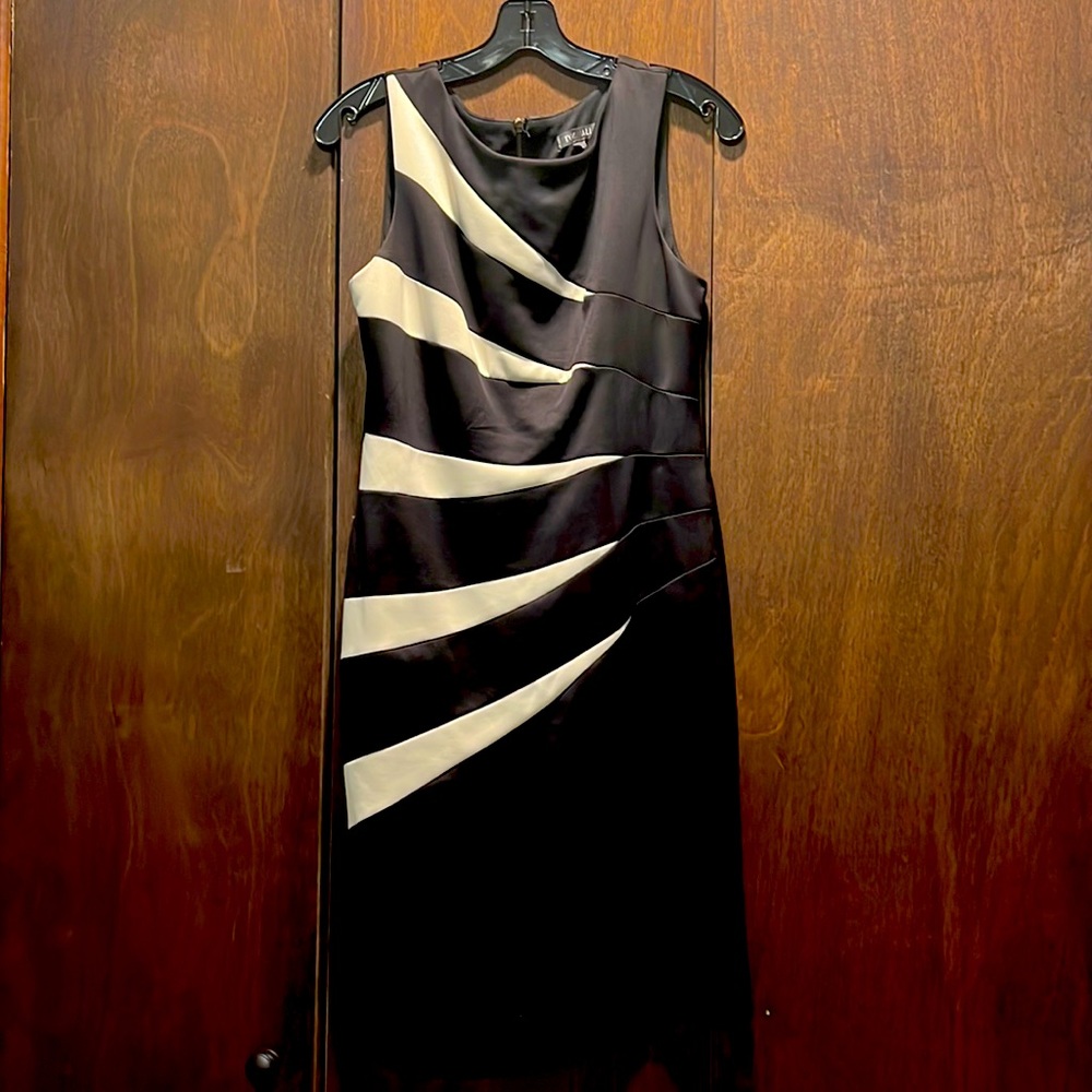 Roz and Ali Black/White Form-Fitting Dress